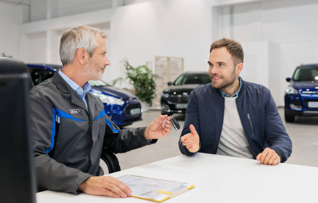 Ford Lease aanvraag met laptop